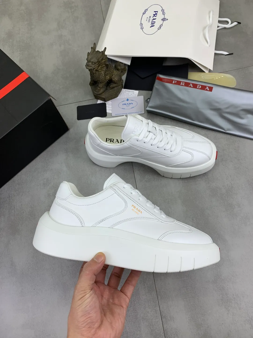 Men's shoes 💰P600💰[New model] The top version is available on the official website, 🆘 The trendy brand (Prada) mainly promotes the popular model, avant-garde and versatile fashionable men's shoes, private version mold opening, cowhide surface splicing 1:1.. Fashionable and simple, original imported cowhide lining cowhide feet; the atmosphere and personality are more fashionable, eye-catching and pursuing class. It will subvert the old idea and be a must-have for fashion trendsetters with you! Must keep it for yourself! Tall and comfortable, large and low, high-end quality workmanship. The new high-end outsole on the official website. Size: 38-45. Available in black and white.